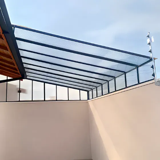 Telhado transparente fixo em policarbonato alveolar