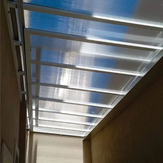 Telhado transparente retrátil para corredor