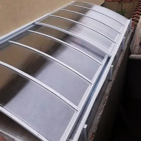 Cobertura retrátil transparente fechada