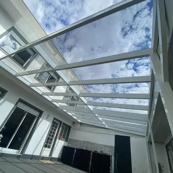 Telhado de vidro para corredor externo